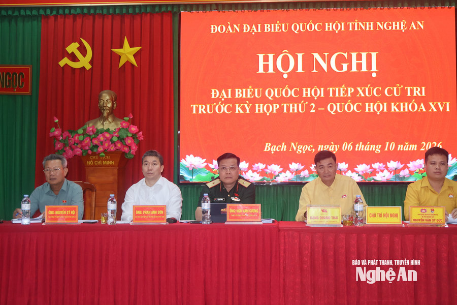 Đoàn đại biểu Quốc hội tỉnh Nghệ An tiếp xúc cử tri xã Bạch Ngọc