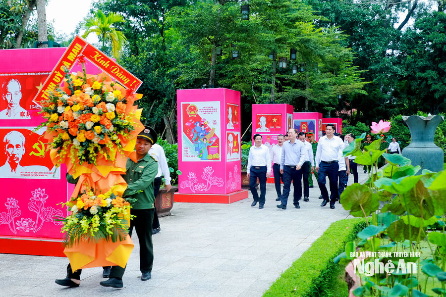 Đoàn đại biểu Tỉnh ủy Cà Mau dâng hoa, dâng hương tưởng niệm Chủ tịch Hồ Chí Minh tại Kim Liên