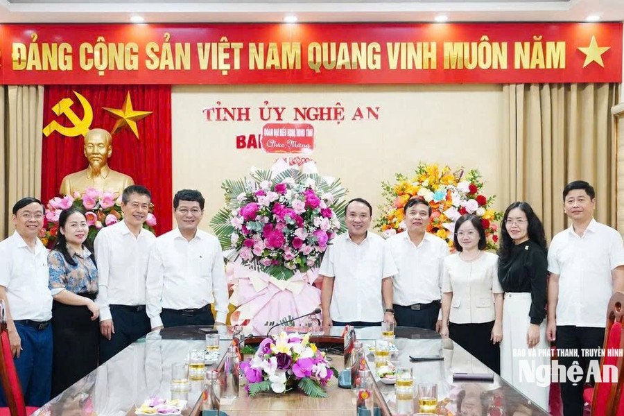 Thường trực HĐND tỉnh và Đoàn ĐBQH tỉnh chúc mừng Ngày truyền thống Ban Tổ chức, Ủy ban Kiểm tra và Văn phòng Tỉnh ủy