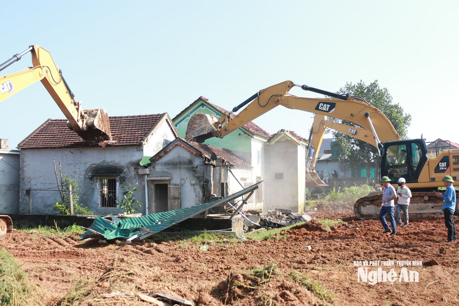 Xã Nam Đàn cưỡng chế thu hồi đất đối với 5 hộ dân chưa bàn giao mặt bằng Dự án cao tốc Vinh - Thanh Thủy