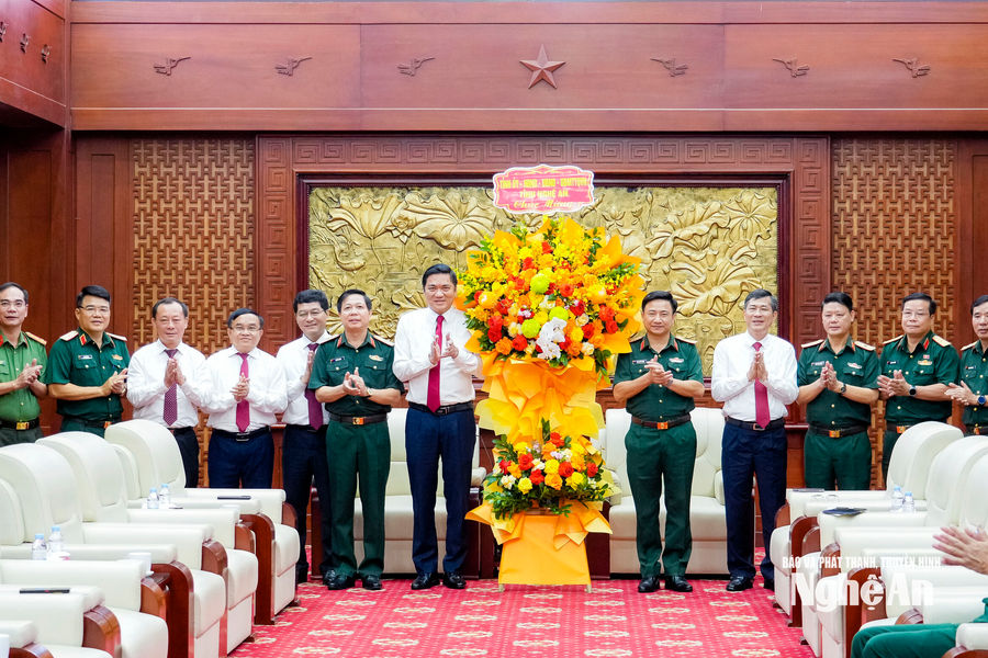 Tỉnh Nghệ An chúc mừng Bộ Tư lệnh Quân khu 4 nhân kỷ niệm 81 năm ngày truyền thống