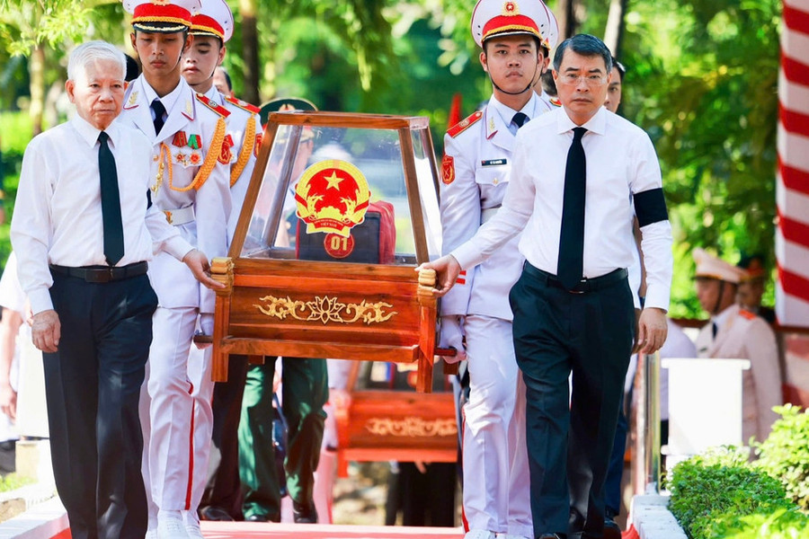 [Ảnh] Tiễn đưa hài cốt liệt sĩ tại Công viên Lê Thị Riêng về nơi an nghỉ cuối cùng