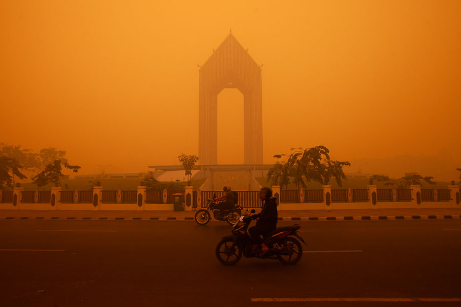 Indonesia: Khói mù do cháy rừng làm bầu trời đổi màu cam, Đông Timor đóng cửa trường học