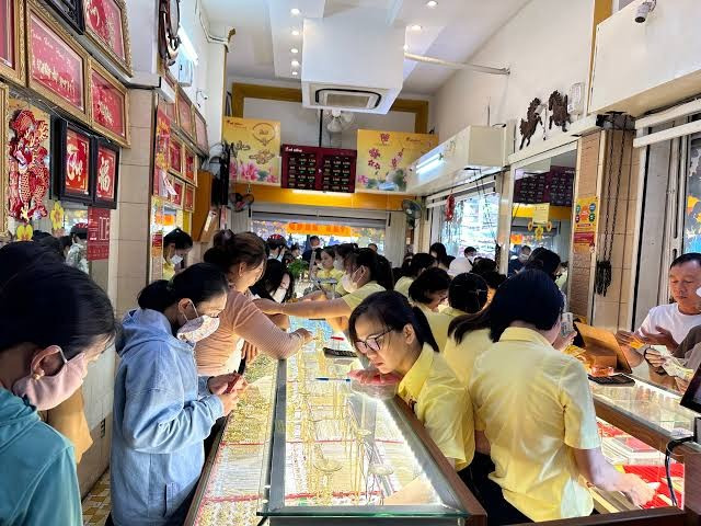 Bảng giá vàng chiều 15/10/2026: Giá vàng nhẫn trơn, vàng miếng SJC, DOJI, BTMC, BTMH