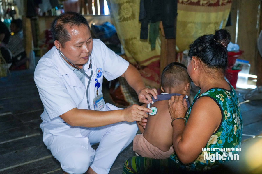 Người già và trẻ nhỏ đối mặt nguy cơ biến chứng cúm A mùa cao điểm