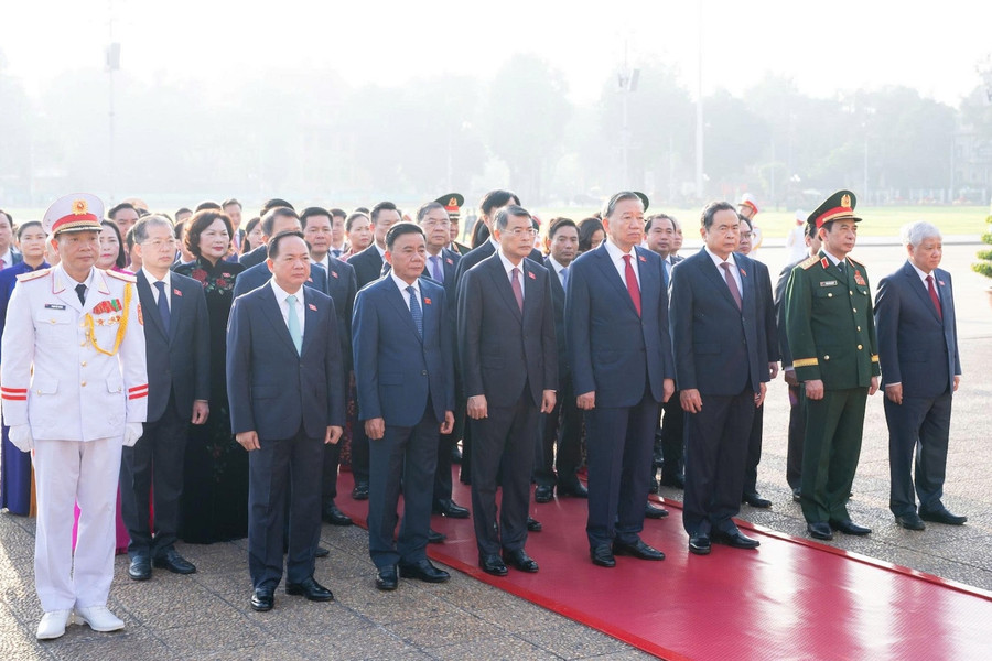 Lãnh đạo Đảng, Nhà nước và đại biểu Quốc hội vào Lăng viếng Chủ tịch Hồ Chí Minh