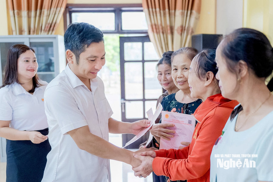 Sau gần 40 năm chờ đợi, hàng chục hộ dân Nghệ An được cấp sổ đỏ
