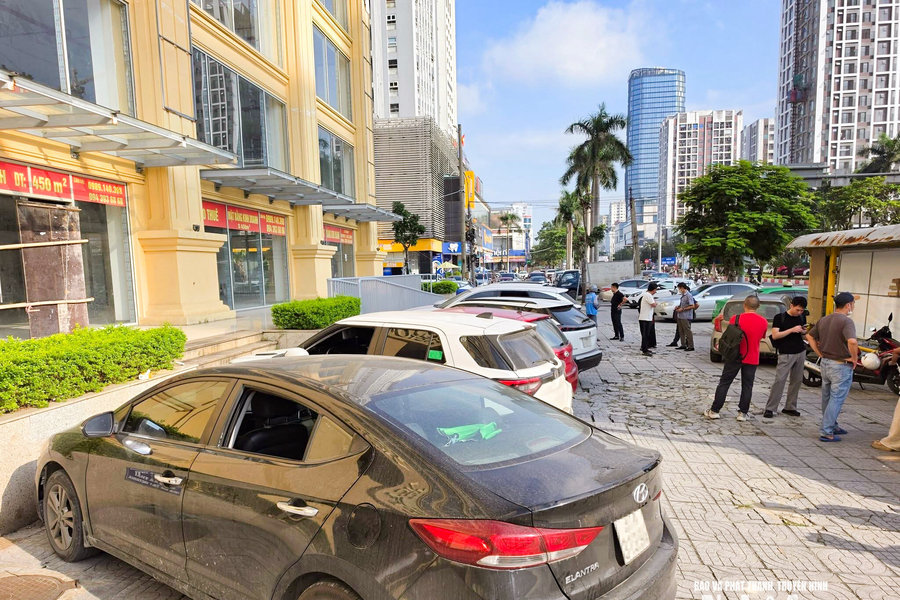 Nghệ An: Hàng loạt ô tô bị đập vỡ kính khi đỗ qua đêm trước chung cư