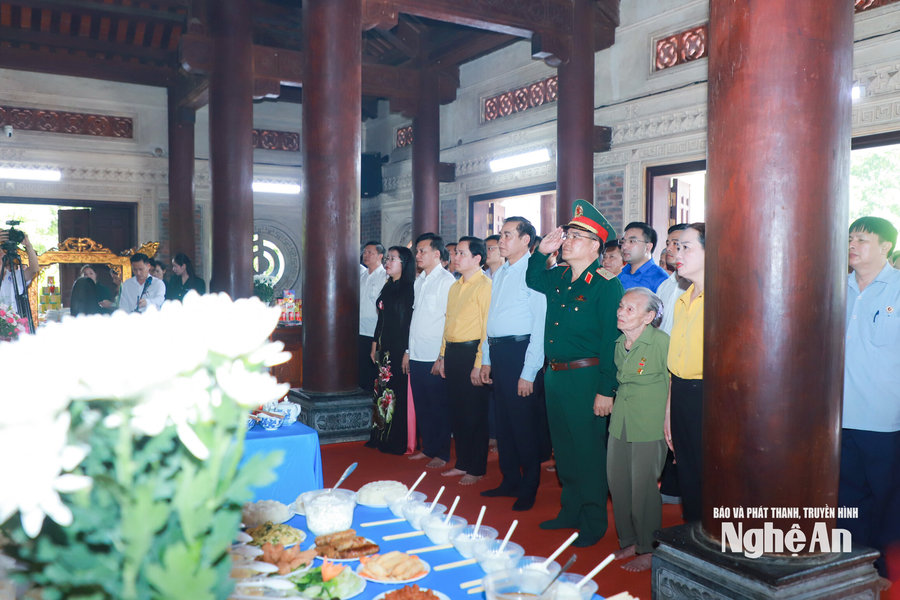 Chủ tịch UBND tỉnh Nghệ An Võ Trọng Hải dâng hoa, dâng hương tưởng niệm tại Khu Di tích lịch sử Quốc gia Truông Bồn