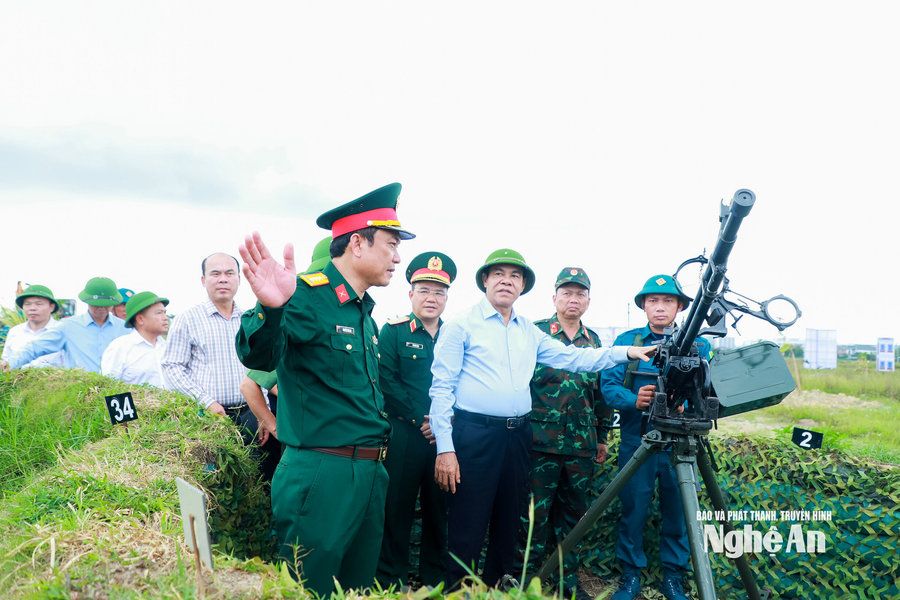 Chủ tịch UBND tỉnh Nghệ An Võ Trọng Hải kiểm tra công tác chuẩn bị diễn tập thực binh vòm phòng không bền vững