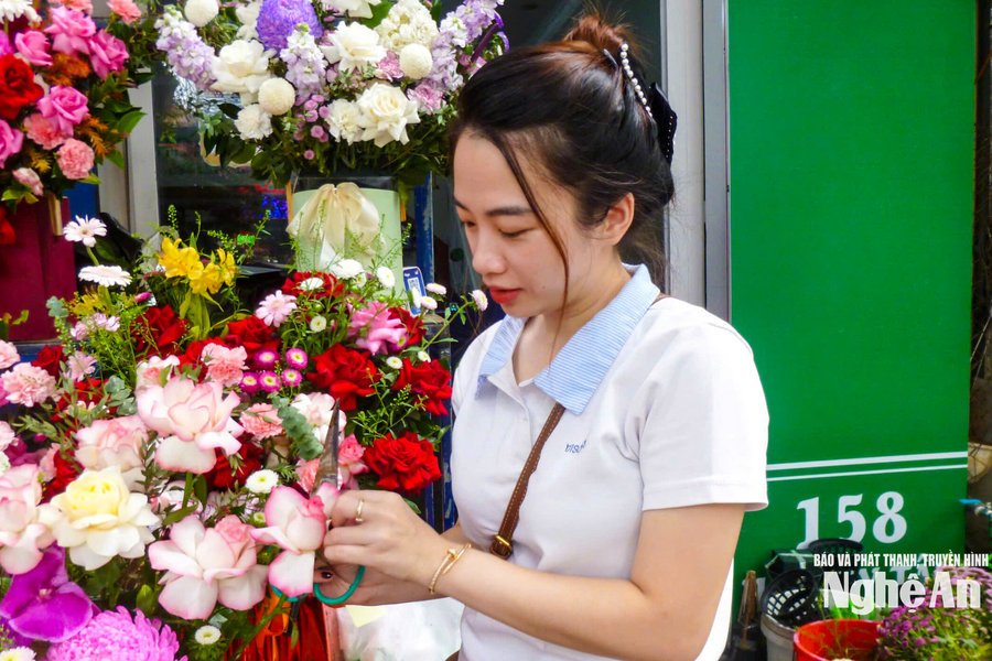 Thị trường hoa tươi, quà tặng sôi động dịp 20/10