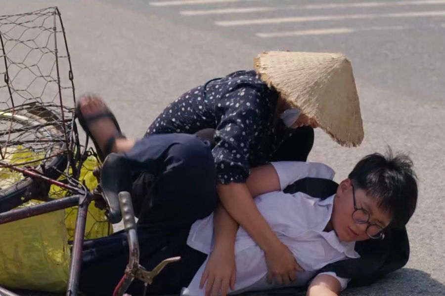 Căn nhà không mái che tập 4: Mẹ con Hạnh mất tiền, Hùng ngỡ ngàng trước hoàn cảnh của Thơ