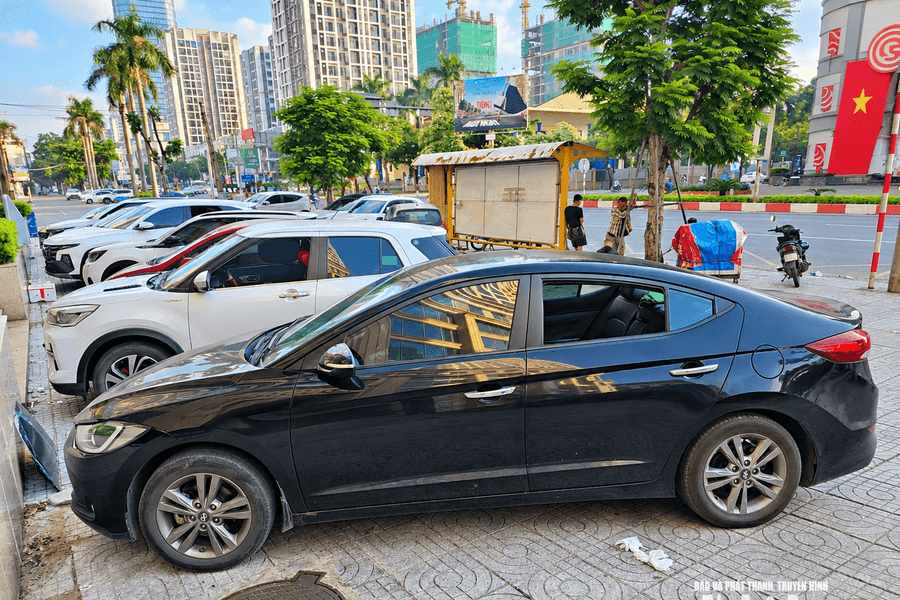 Vụ đập kính 8 ô tô và bài toán đỗ xe ở các chung cư tại Nghệ An