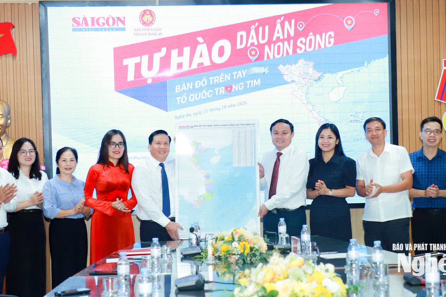 Báo Sài Gòn Giải Phóng trao tặng 25 bản đồ Việt Nam cho tỉnh Nghệ An