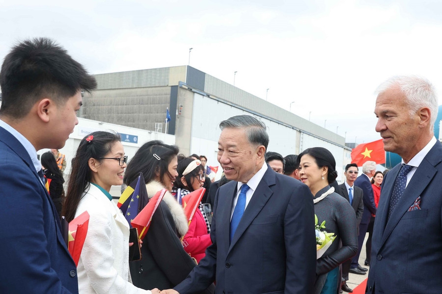 Tổng Bí thư, Chủ tịch nước và phu nhân đến Brussels - Bỉ