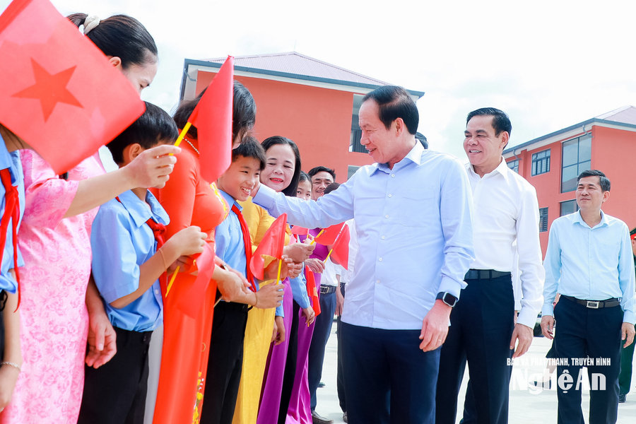 Phó Thủ tướng Lê Tiến Châu: Xây dựng trường nội trú vùng biên thành ngôi trường hạnh phúc