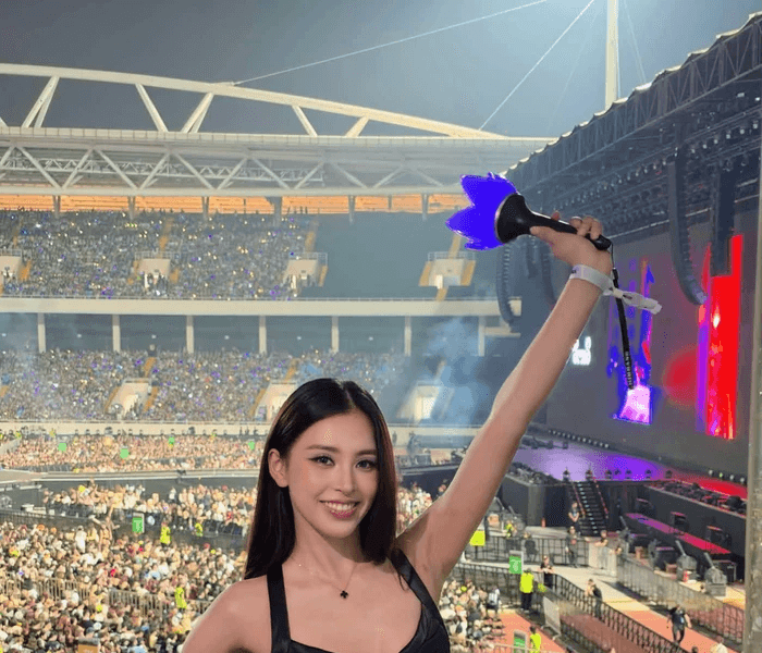 Hoa hậu Tiểu Vy diện váy cắt xẻ gợi cảm khi tham dự concert BIGBANG ở sân vận động Mỹ Đình