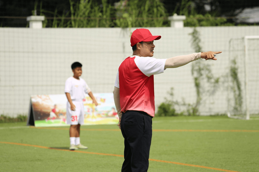 Cầu thủ nhí 2026: HLV Hồng Sơn và Lý Đức so tài gắt gao nhằm tranh tấm thẻ ưu tiên giữ người